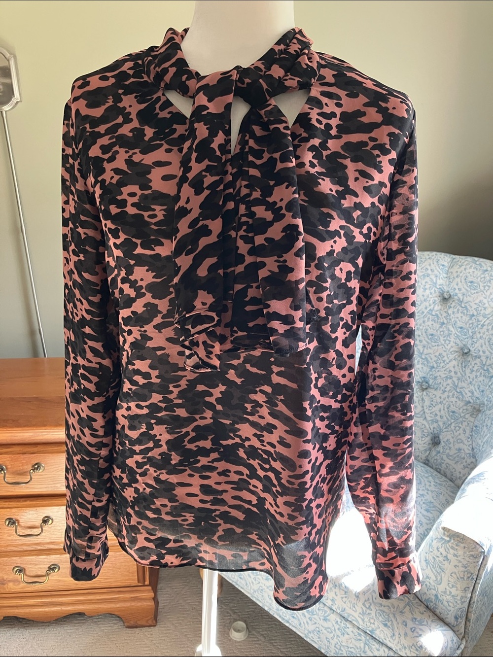 CAbi tie-nexk “9 to 5” long sleeve blouse #3148 clay/ black S EUC